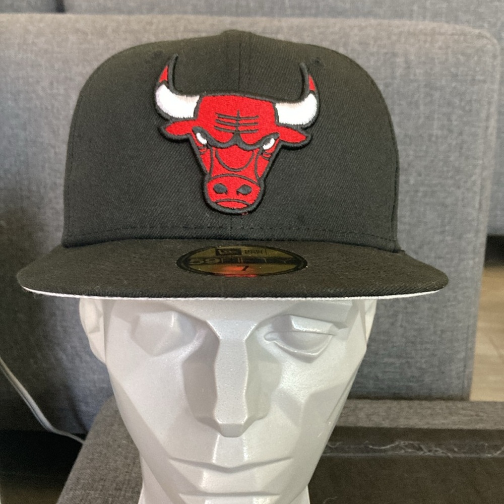 NBA Chicago Bulls 59FIFTY Men's Fitted New Era Hat Cap Black Red (Size 7)